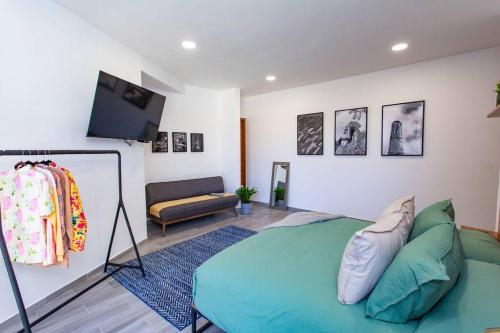 Ліжко або ліжка в номері Modern and Comfortable Vacation Apartment