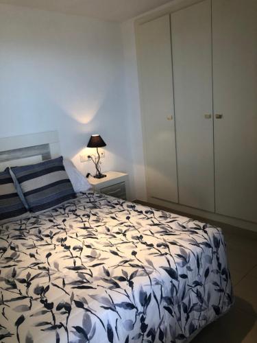sypialnia z łóżkiem i białą szafką w obiekcie Victoria 1 w mieście Mojácar