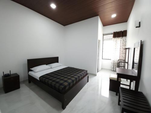 A bed or beds in a room at Tranquil Ridge Hilltop Bungalow