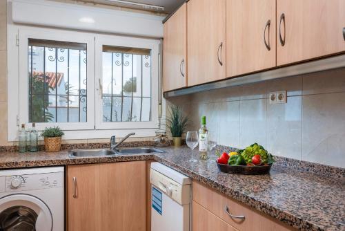 una cocina con un bol de fruta en la barra en Villa Caleta - PlusHolidays en Calpe