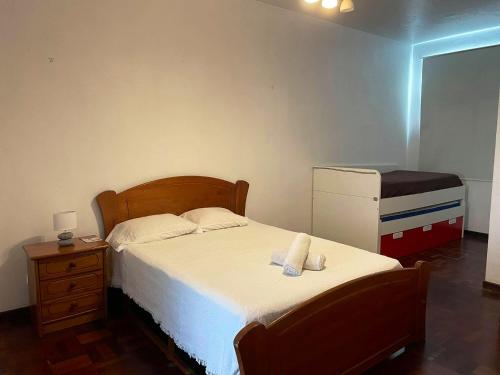 um quarto com uma cama, uma cómoda e uma caixa em One bedroom house with sea view terrace and wifi at Funchal 4 km away from the beach no Funchal
