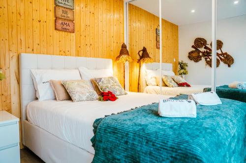 una camera con due letti e uno specchio di Bruval Eco Retreat a Sandim