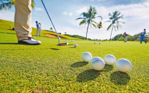 a group of golf balls sitting on the grass at Căn hộ Ocean Vista - 2 Phòng Ngủ in Ấp Phú Tịnh (2)