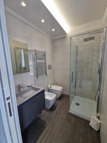 een badkamer met een wastafel, een toilet en een douche bij B&B Dama3 in Barletta