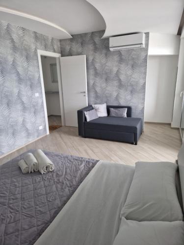 een woonkamer met een bank en een bed bij B&B Dama3 in Barletta