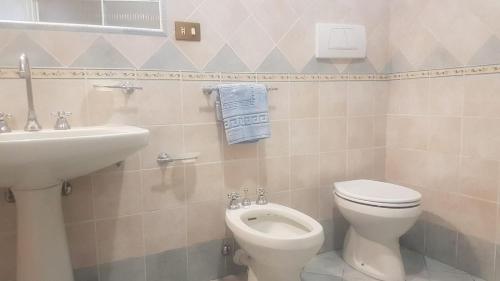 uma casa de banho com um WC e um lavatório em mini appartamenti baciati dal sole em Ischia