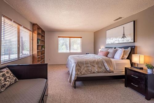a bedroom with a bed and a couch at Cherry Cottage 15 min from Yosemite South Entrance in Oakhurst