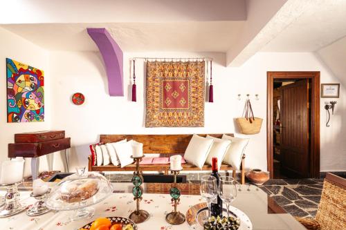 - une salle à manger avec une table et des verres à vin dans l'établissement Casa Juan Vera, à Granadilla de Abona