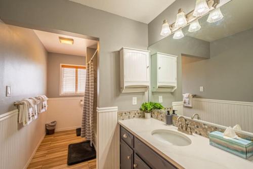 La salle de bains est pourvue d'un lavabo et d'un miroir. dans l'établissement Cherry Cottage 15 min from Yosemite South Entrance, à Oakhurst