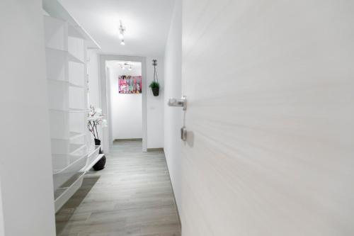 un corridoio con pareti bianche e una porta bianca di Fabiene Familyholidays Gelsonia a Cefalù