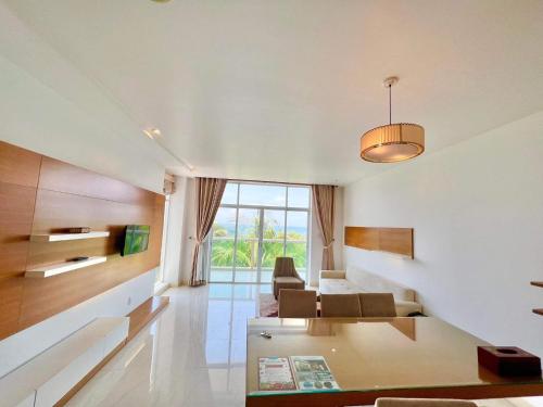 a living room with a couch and a table at Căn hộ Ocean Vista - 2 Phòng Ngủ in Ấp Phú Tịnh (2)