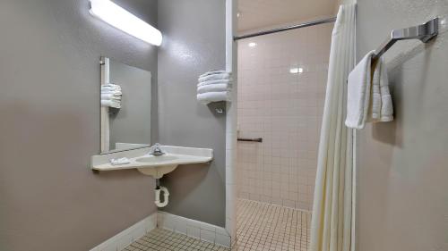 Koupelna v ubytování Motel 6-Gallup, NM