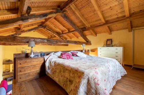 um quarto com uma cama e um tecto de madeira em One bedroom villa with private pool and wifi at Vesime em Vesime