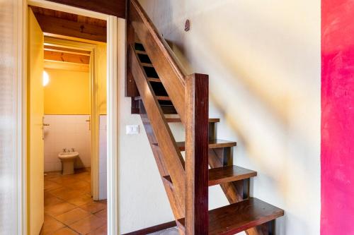 uma escada de madeira numa casa de banho com WC em One bedroom villa with private pool and wifi at Vesime em Vesime