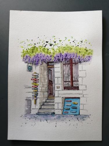 un dibujo de una casa con una puerta y flores en Chez Catherine, en Rochefort-en-Terre
