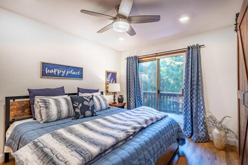 a bedroom with a bed and a ceiling fan at Sugarpine Trailhead Lodge at Lewis Creek Upper Trailhead just 7 miles from Yosemite in Oakhurst