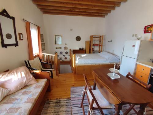 Ένα ή περισσότερα κρεβάτια σε δωμάτιο στο Omorfo House