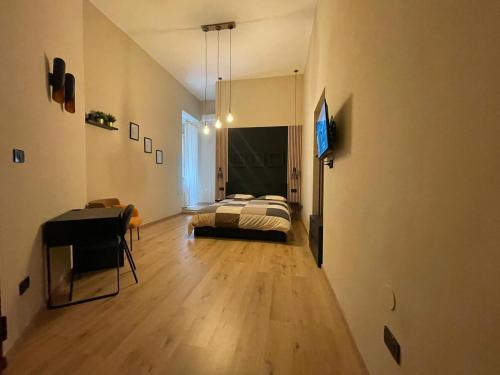 - une chambre avec un lit et une télévision dans l'établissement SCIÒ SCIÒ HOUSE casa contro il malocchio, à Naples
