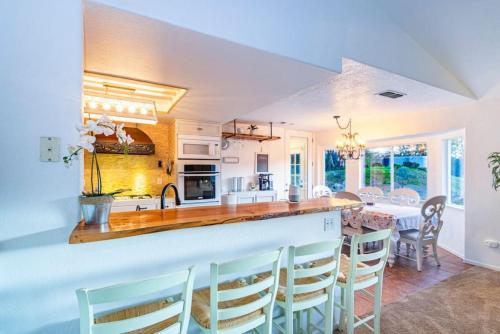cocina y comedor con mesa y sillas en Fairy Tale 13-acre Sunset Villa at Windy Gap Valley near Yosemite en Ahwahnee