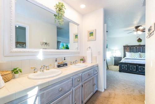 a bathroom with two sinks and a large mirror at Fairy Tale 13-acre Sunset Villa at Windy Gap Valley near Yosemite in Ahwahnee
