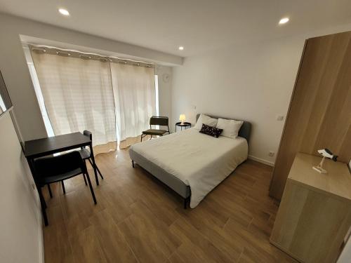 1 dormitorio con 1 cama, mesa y sillas en Koolidays - Povoa Varzim, en Póvoa de Varzim