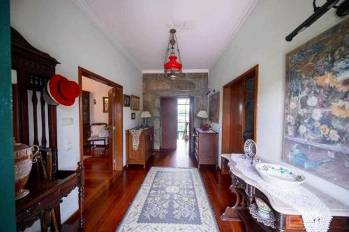 una gran sala de estar con lavabo en una habitación en 5 bedrooms villa with private pool enclosed garden and wifi at Penafiel en Penafiel