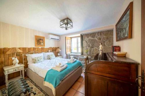 1 dormitorio con 1 cama y vestidor en 5 bedrooms villa with private pool enclosed garden and wifi at Penafiel en Penafiel