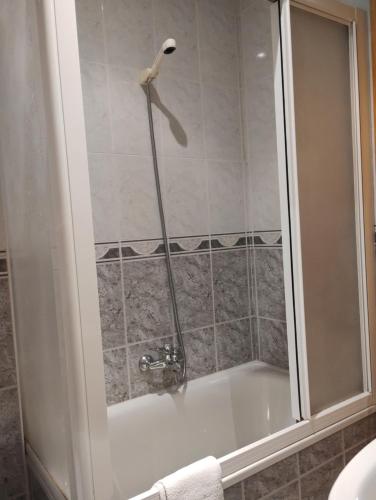 uma banheira com chuveiro na casa de banho em Coronichi em Montefrío