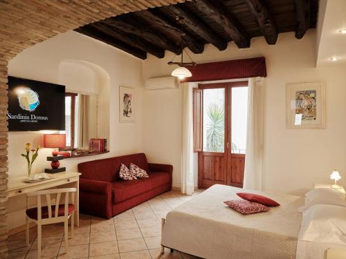 1 dormitorio con 1 cama y 1 sofá rojo en Sardinia Domus, en Cagliari