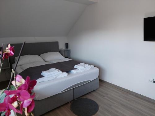 - une chambre avec un lit et des serviettes dans l'établissement Apartment Trubarjeva33, near Ljubljana, free parking, à Velike Lašče