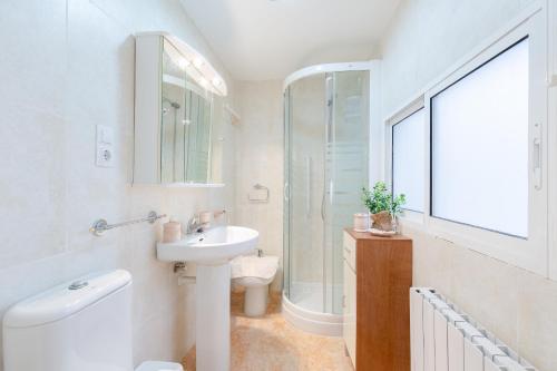 a bathroom with a toilet and a sink and a shower at Serendipity by Fidalsa in Teruel