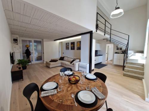a dining room table and chairs in a living room at REGINA Loft in Ospedaletti