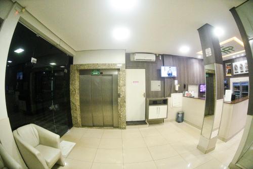 um átrio com elevador e uma porta num edifício em Frota Palace Hotel em Macapá