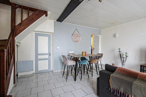 un salon avec un canapé et une table dans l'établissement TITI's House Townhouse & holiday home, à Grandcamp-Maisy