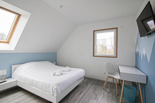 sypialnia z łóżkiem, biurkiem i oknem w obiekcie Kokana modern holiday home w mieście Englesqueville-la-Percée