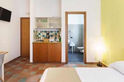 a room with a kitchen and a bathroom at Le Grand Bleu - Gioia Apartments in Procida