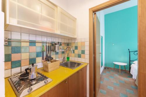 cocina con fregadero y encimera en Le Grand Bleu - Gioia Apartments, en Procida