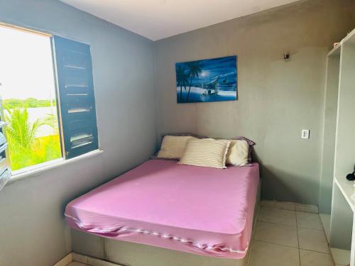 ein kleines Bett in einem Zimmer mit Fenster in der Unterkunft Vista Maravilhosa in Majorlândia
