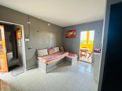 ein Schlafzimmer mit einem Bett in der Ecke eines Zimmers in der Unterkunft Vista Maravilhosa in Majorlândia