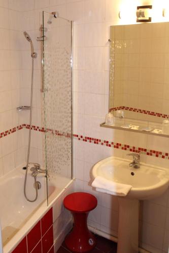 une salle de bain avec une baignoire, un lavabo et une douche dans l'établissement Kyriad Hotel XIII Italie Gobelins, à Paris