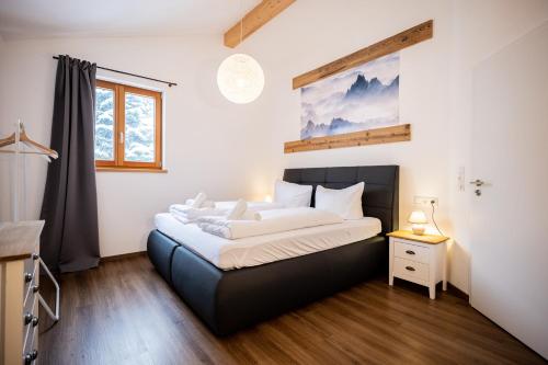 A bed or beds in a room at Allgäu Hütten Loft - Großzügig - Terrasse