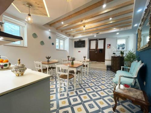 a room with tables and chairs on a tiled floor at Baia do Mundo in Setúbal