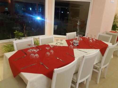 einen Esstisch mit einem roten Tischtuch darauf in der Unterkunft Hotel Copa Caribe in San Antonio Oeste