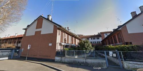 un edificio con una gran cruz blanca a su lado en Luminoso e accogliente appartamento a San Donato, en San Donato Milanese