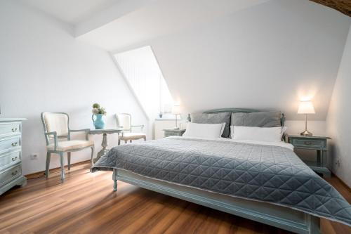 sypialnia z łóżkiem, stołem i krzesłami w obiekcie Ferienwohnungen Blaue Maus Mirow w mieście Mirow