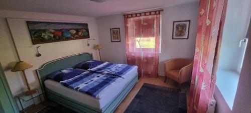 ein kleines Schlafzimmer mit einem Bett und einem Fenster in der Unterkunft Paradies 2 Castellberg-Jakobsweg in Kastelhof