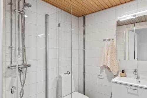 y baño con ducha, aseo y lavamanos. en Amazing views by Finnoo metro, en Espoo