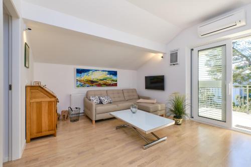 Posezení v ubytování Brunohome - design apartment by the sea