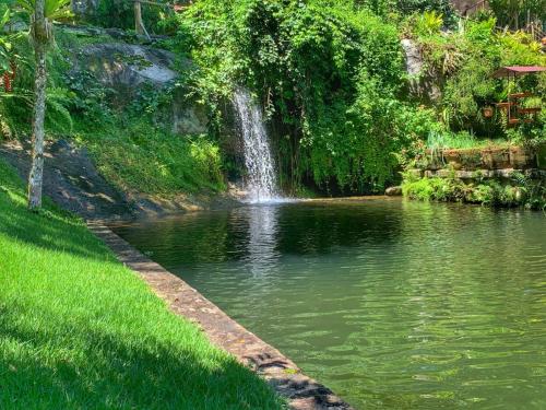 a waterfall in the middle of a pool of water at Casas D'Água Doce - Casa Bambuzinho in Ilhabela