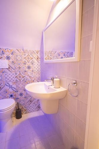 a bathroom with a sink and a toilet at Le Stanze di Maria-Ingresso Autonomo Maria's Rooms-Indipendent Entrance in Giovinazzo